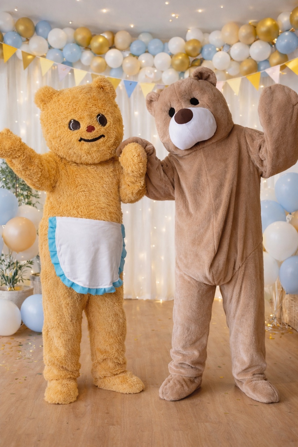 Deux mascottes ours dans un décor de fête