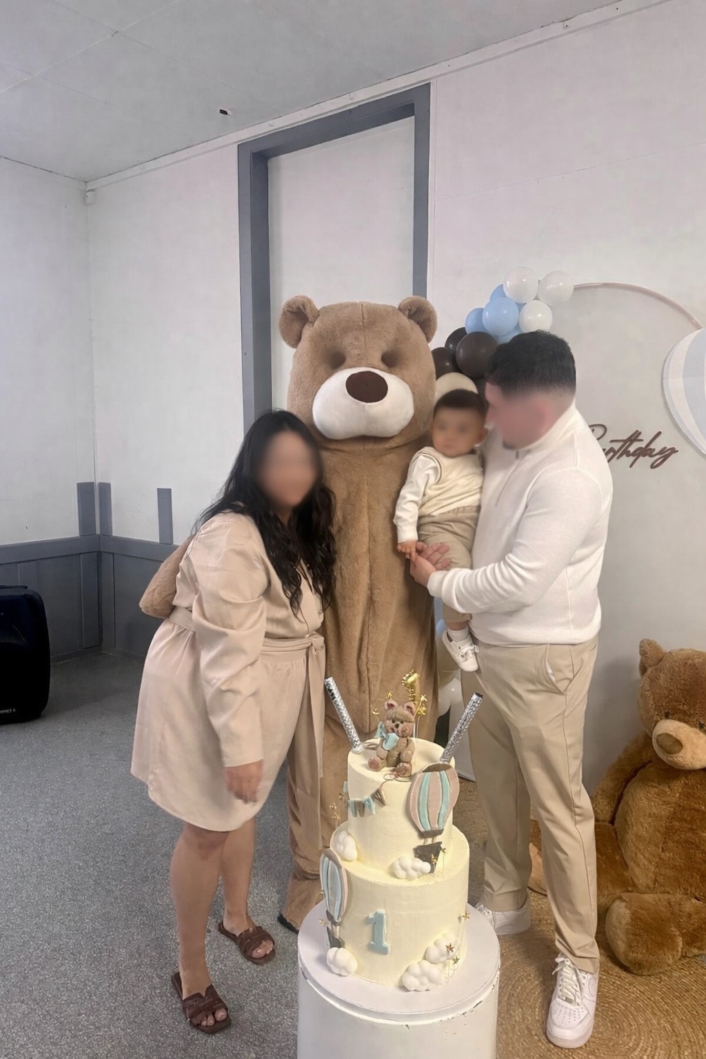 Mascotte ours lors d'une fête de famille